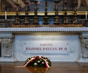 Rodzina Nawrockich przy grobie papieża Polaka