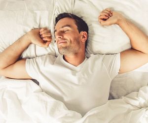 Polucje nocne (zmazy nocne): czym są i jak często się pojawiają? Polucje nocne u dorosłych