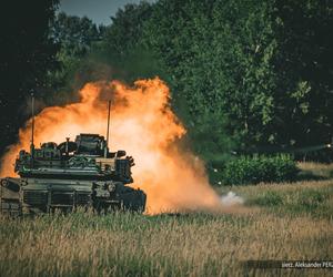 Czołgi Abrams strzelają na poligonie