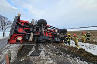 Lubelskie: Poważne utrudnienia na drodze wojewódzkiej! Przewróciła się tam ciężarówka