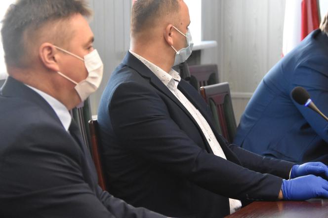 Sesja w czasie zarazy. Radni w maseczkach i rękawiczkach debatowali o... funduszu sołeckim!