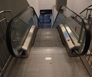 Niedziałające schody na dworcu w Poznaniu