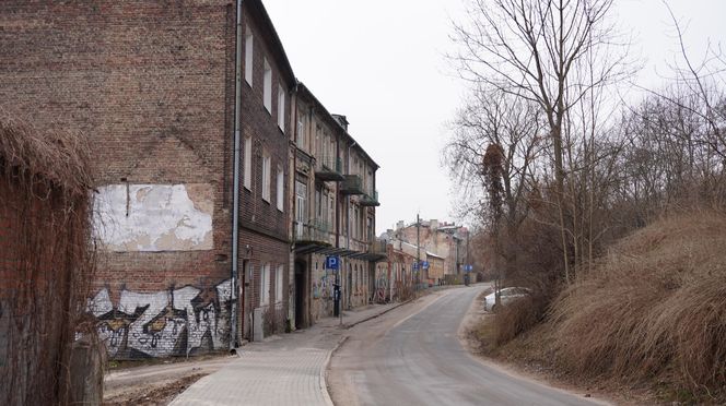 Na chodnik sypie się gruz. „Ruiny budynków wyglądają jakby właśnie w Lublinie skończyły się działania wojenne”. Co na to ratusz?