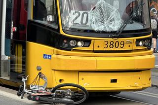 Dramat na Starym Mieście. Rowerzysta wjechał wprost pod nadjeżdżający tramwaj!