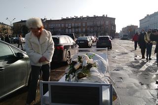 Szpitalne łóżko w centrum Kielc. Happening artystów z Teatru Żeromskiego w Kielcach