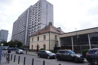 Tu kręcono czołówkę do 13 Posterunku - ten budynek w Warszawie grał komisariat