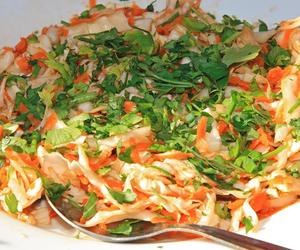 Siekam 2 warzywa i dodaję marchewkę. Tania surówka idealna do każdego obiadu