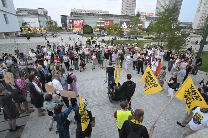 Przeszli przez Warszawę w piżamach i kapciach. Krzyczeli "Chcemy spać!"