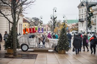 Iluminacja świąteczna znów rozbłyśnie w Warszawie. Ruszył montaż ozdób