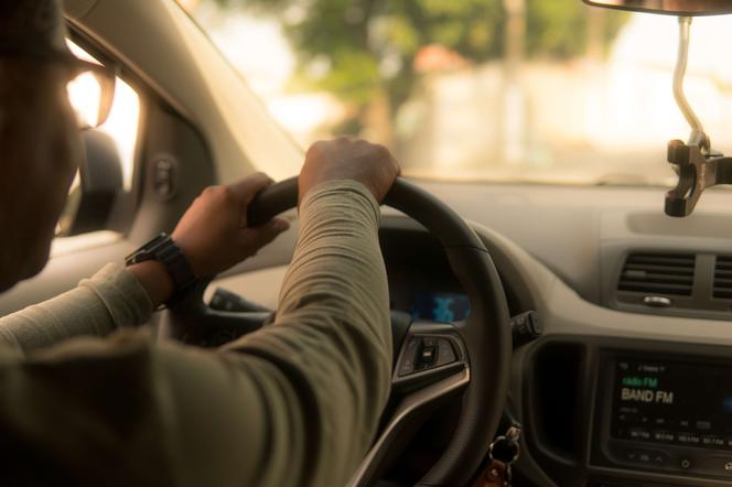 Nowy przepis. Samochody mogą jeździć po mieście TYLKO z prędkością do 30 km/h