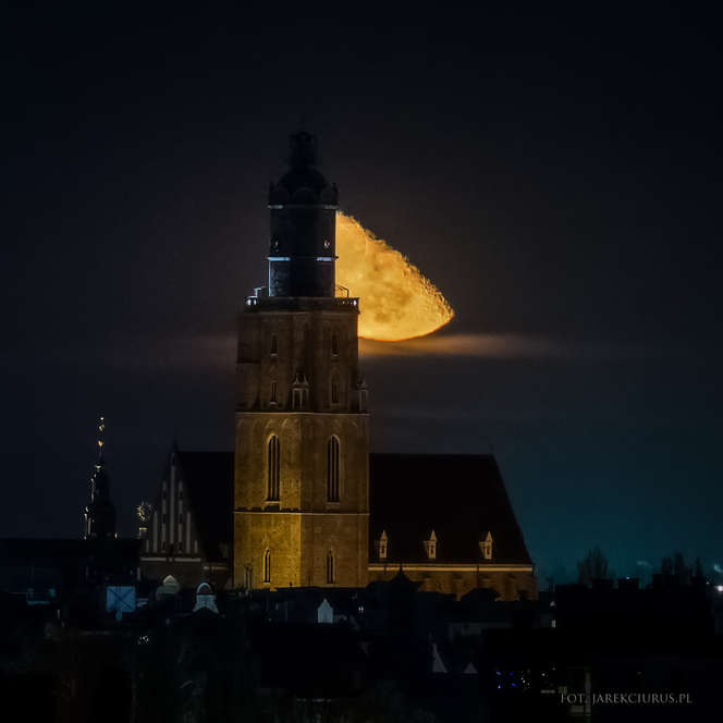 Moment W Którym Słońce Chowa Się Po Zachodniej Części Widnokręgu Słońce się chowa i wychodzi Księżyc [ZDJĘCIE] - Super Express