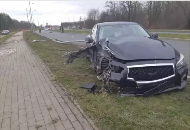 Tarnów. Pijany kierowca infiniti doprowadził do dachowania renault