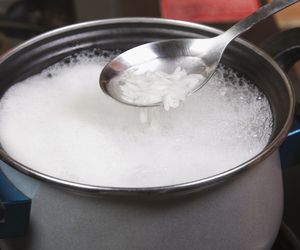 Woda po ugotowanym ryżu - zastosowania. Już nigdy jej nie wylejesz