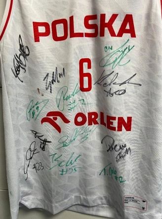 Piękny gest koszykarza Śląska Wrocław z okazji WOŚP-u! Zdobądź koszulkę z podpisami polskich kadrowiczów