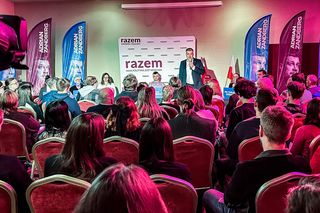 Adrian Zandberg świętuje po konwencji w Olsztynie