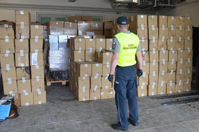 Siemianówka. KAS wykryła kontrabandę papierosów w kolejowych cysternach