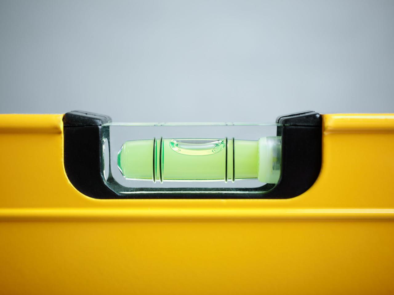 Poziomnica. Tradycyjna poziomnica czy magnetyczna, cyfrowa lub wężowa? Do jakich prac stosować wybrane modele?