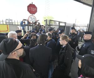 Komornicy na Modlińskiej. Nerwowe starcie przy hali na Białołęce. Ostry konflikt kupców z zarządcą hali