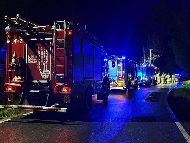 17-latek stracił panowanie nad autem i dachował. Wiózł młodszą i nietrzeźwą pasażerkę