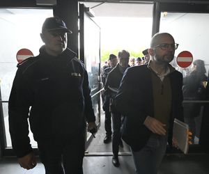 Komornicy na Modlińskiej. Nerwowe starcie przy hali na Białołęce. Ostry konflikt kupców z zarządcą hali