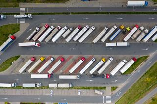 Przy drogach szybkiego ruchu brakuje stacji paliw i miejsc, gdzie można zjeść