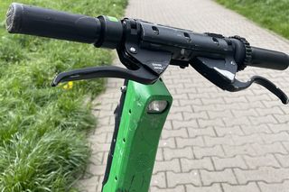 Mieszkaniec Bochni jechał zygzakiem hulajnogą elektryczną. Wpadł prosto na policjantów