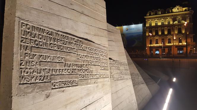 Nocne odsłonięcie pomnika pułkownika Kuklińskiego [ZDJĘCIA]