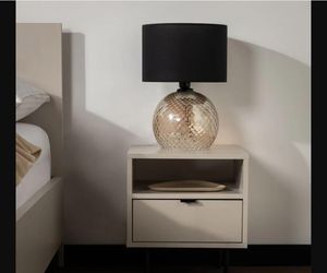 Jakie stoliki i szafki nocne są teraz modne? Sprawdziliśmy bestsellery w najpopularniejszych sklepach