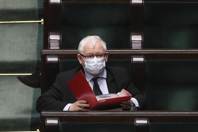  Sejm głosuje a Kaczyński szpera w ...