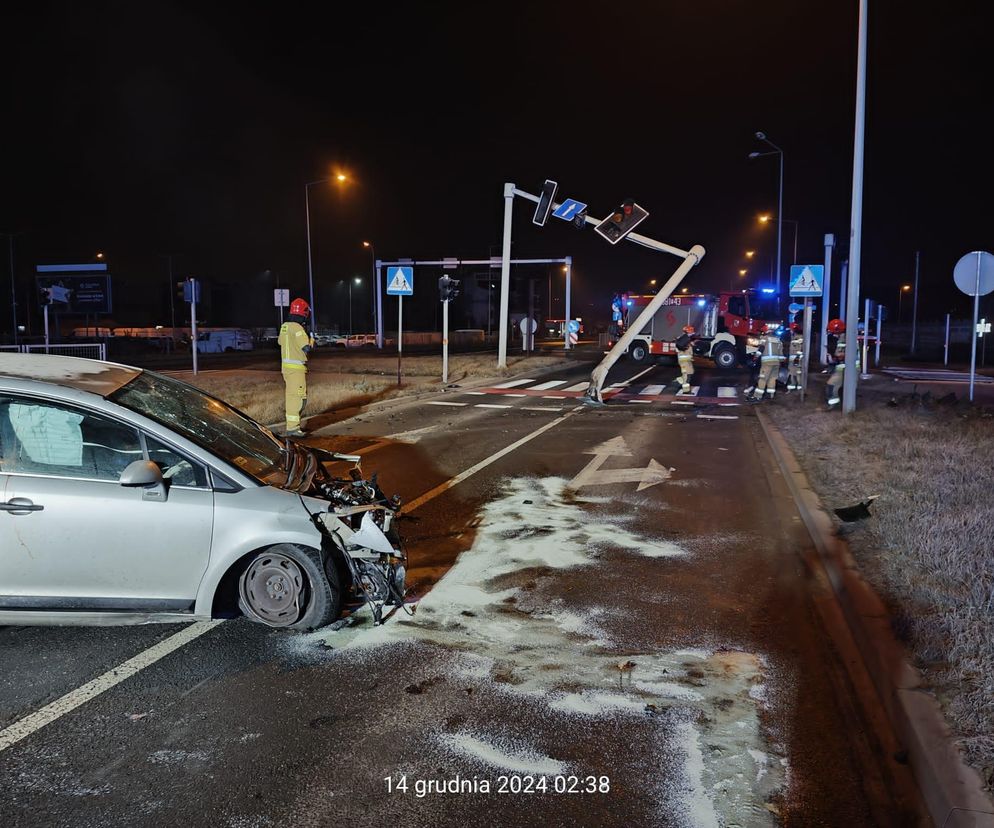 Kiedy wrócą światła na Al. Konstytucji 3 Maja w Lesznie? Pijany kierowca uszkodził bramownicę