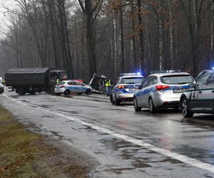 Wypadek ciężarówki z żołnierzami pod Warszawą. Jedna osoba nie żyje, pięć w szpitalu