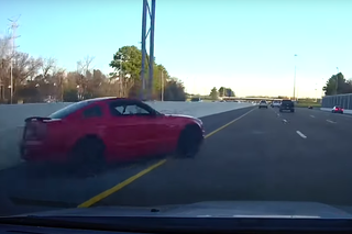 Kierowca Mustanga wymusił pierwszeństwo na autostradzie! Moment wypadku uchwyciła kamera - WIDEO