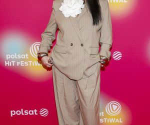 Kayah niczym bogata wdowa po gangsterze. A to garnitur z sieciówki!