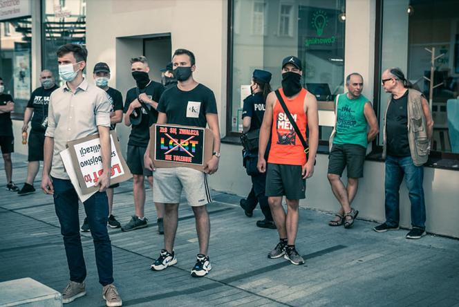 Opole. Protest przeciwko zatrzymaniu Margot i kontrmanifestacja środowisk narodowych