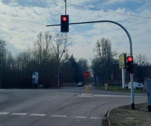 Kolizyjne skrzyżowanie w Piekarach z sygnalizacją świetlną
