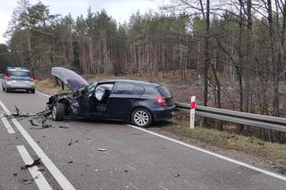 Zalesie. Zderzenie BMW z citroenem. Śmigłowiec zabrał kobietę do szpitala