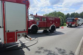 Fatalne skutki wyprzedzania! Uderzone auto stanęło w płomieniach. Zginęła jedna osoba