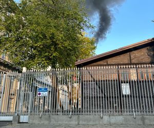 Kłęby czarnego dymu nad Pragą. Strażacy gaszą pożar kamienicy