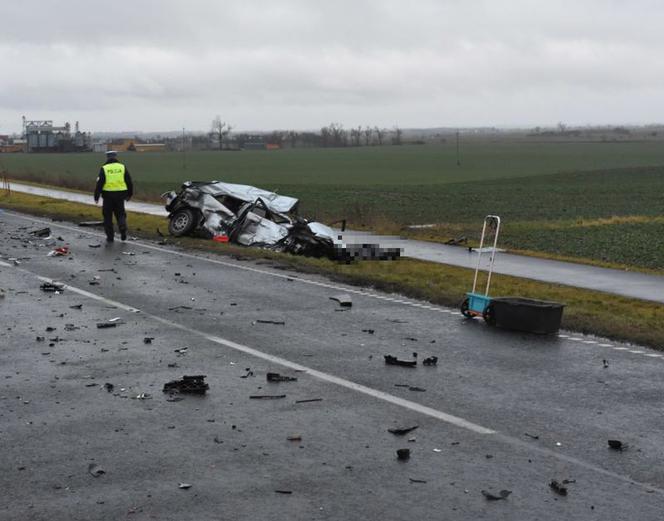 Audi A3 rozpadło się po uderzeniu w ciężarówkę. Zginął 18-latek