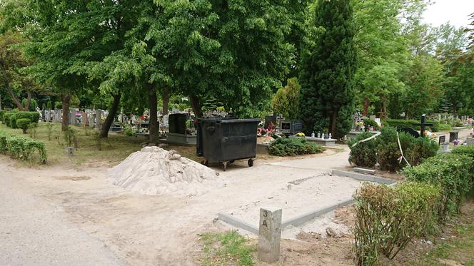 Betonowe boksy częściowo znikają z cmentarza