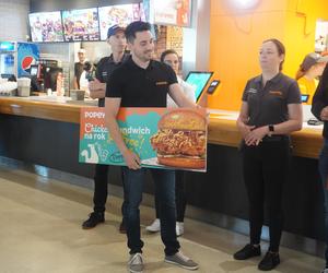 Trzy osoby wygrały roczny voucher na firmową kanapkę do Popeyes w Poznaniu