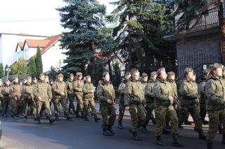 Uroczysty przemarsz licealistów ulicą 11 Listopada