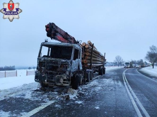 Dramatyczna akcja na krajowej 17-tce. Kabina ciężarówki stanęła w płomieniach