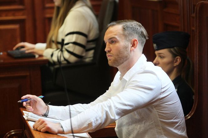„Byłam obok, gdy tłukli Maćka”. Oskarżony o śmiertelne pobicie Maćka na Nowym Świecie z uśmiechem na twarzy słuchał zeznań świadków