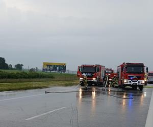 Dźwig stanął w ogniu na autostradzie A2. Słup dymu było widać z daleka