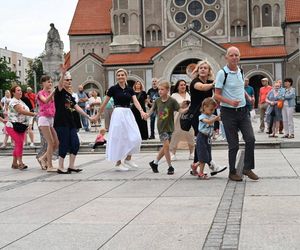 Ruda Śląska tańczy jak dawniej. Międzypokoleniowa potańcówka na rynku porwała tłumy