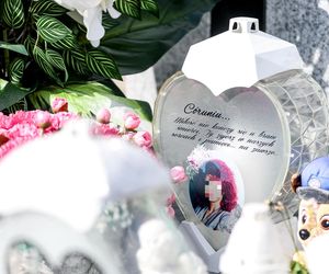 Tak wygląda grób ofiar wypadku na A1. Od tragedii pod Piotrkowem Trybunalskim minął rok [ZDJĘCIA].