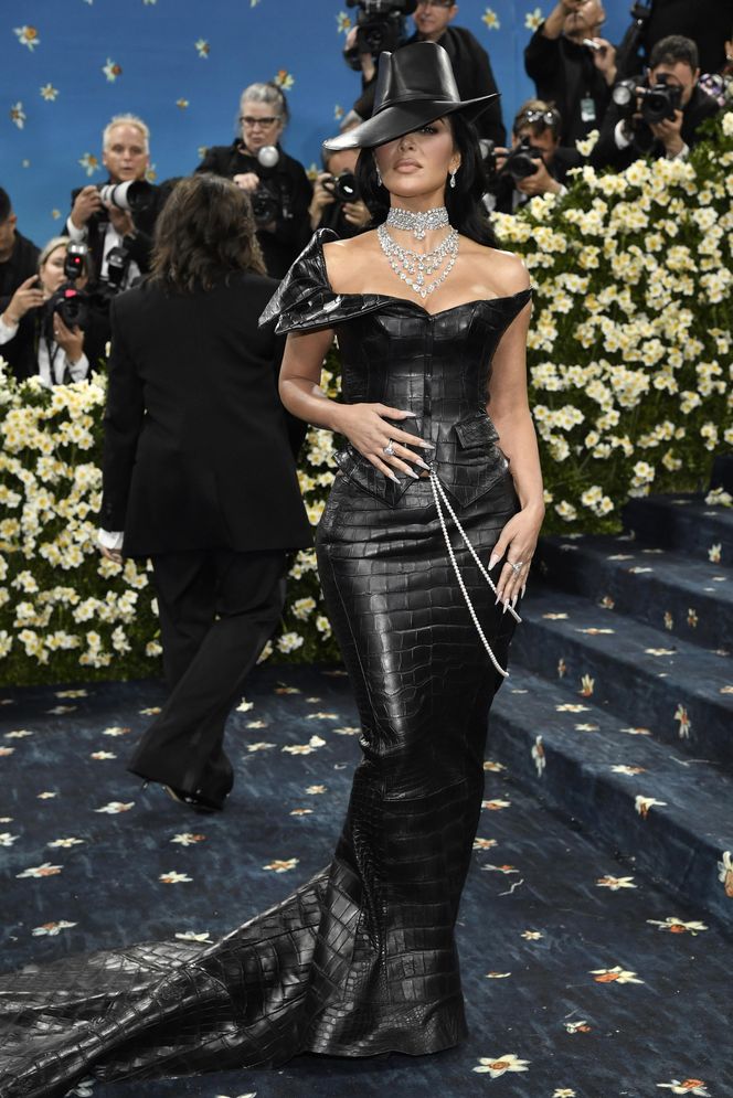 Najgorsze stylizacje na Met Gali 2025. Fotrepian na plecach to dopiero początek