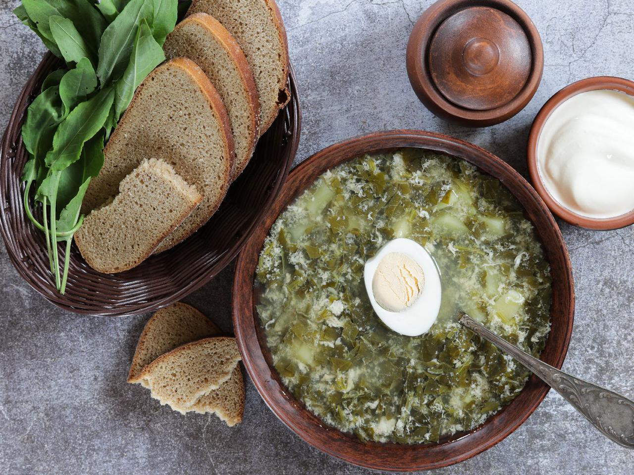 Zupa szczawiowa z przecieru - powiew wiosny na talerzu