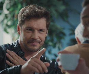 M jak miłość, odcinek 1887. Marcin (Mikołaj Roznerski), Olek (Maurycy Popiel)